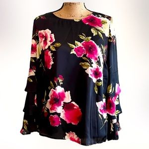 NWOT 🌸 Pretty Floral Tier Sleeve Blouse